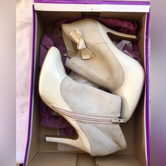 CHARLOTTE RUSSE IVORY BOW ANKLE BOOTIES - Picture 4 of 6